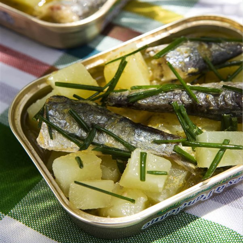 Sardine and Boiled Potato Salad on Tin | Ensalada fresca de Sardinillas con Patata Cocida