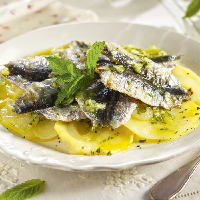 Sardine on Sliced Potato bed & Caramelized Onion | Sardinas sobre bas de Patatas y Cebolla Caramelizada