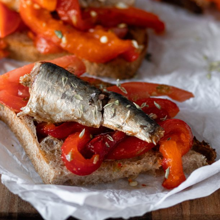 Sardine on Red Pepper | Sardinillas sobre Pimento Rojo