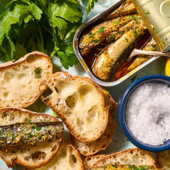 Small Sardines in Piri-Piri Sauce and Organic Extra Virgin Olive Oil JOSE Gourmet 90g | Sardinillas en Salsa Piri-Piri y Aceite de Oliva Virgen Extra Ecológico 90 g
