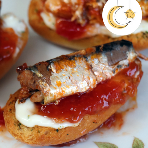 Small Sardines in Smoked Olive Oil 10-15 pcs La Brujula 130g Tin |  Sardinillas en Aceite de Oliva Ahumado 10-15 pcs La Brujula  130 g Tin