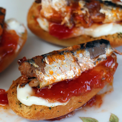 Small Sardines in Smoked Olive Oil 10-15 pcs La Brujula 130g Tin |  Sardinillas en Aceite de Oliva Ahumado 10-15 pcs La Brujula  130 g Tin